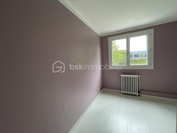 Situé dans le charmant centre-ville de Le Port-Marly entre Bougival et St Germain en Laye, cet appartement vous offre une alliance entre quiétude des bords de Seine ⛵️et proximité des commodités et du marché. 
Découvrez une ambiance paisible tout en profitant d'une vue dégagée sans vis-à-vis, dans une résidence intimiste et 🔐 sécurisée. 
Doté de 4 pièces, dont 2 chambres (3 possibles) , cet appartement lumineux, orienté  Sud-Est, vous séduira par son agencement optimal et ses belles finitions avec du double vitrage et une triple exposition.
Intérieur accueillant avec un séjour spacieux doté d'une cheminée, 
- une cuisine moderne équipée et intégrée (lave vaisselle, réfrigérateur, congélateur, four traditionnel, four micro-onde, plaque induction 3 feux, hotte aspirante), 
- cellier à l’arrière pouvant accueillir lave linge et sèche linge, 
- une salle de bain avec fenêtre,
-  WC séparés.

📌À seulement quelques pas des lignes 
de bus 259 et EX 1, 6281 (lycée International) et 
proche du RER A Saint Germain en Laye, vous êtes au centre d'un réseau de transports pratique tout en profitant de la proximité des écoles et collège ainsi que du supermarché. 
Complexe sportif « Les Pyramides » accessible à pied. 
Accès direct de la résidence au chemin de halage pour vos promenades en vélo 🚲 ou au collège en toute sécurité. 
🚗 Stationnement libre dans la résidence sécurisée.