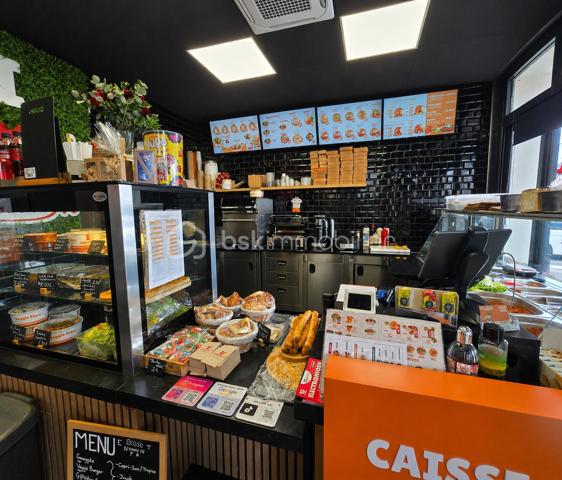 Et si votre prochain projet professionnel était déjà prêt à démarrer ?

Situé à Fleury-les-Aubrais, ce fonds de commerce de restauration rapide représente une belle opportunité pour tout entrepreneur souhaitant reprendre une activité existante dans un établissement fonctionnel, entretenu et immédiatement exploitable.

Actuellement développé autour d'un concept de cuisine végétale et healthy, l'établissement a su fidéliser une clientèle régulière grâce à une offre moderne répondant aux nouvelles habitudes de consommation. Le concept pourra être poursuivi ou adapté selon votre projet, dans le respect des dispositions du bail commercial.

Un potentiel de développement déjà démontré

Le chiffre d'affaires des six premiers mois de 2026 s'élève à 65 444 €, alors que l'établissement est fermé :
* tous les dimanches 
* tous les lundis 
* environ un mois durant la période estivale.

Ces éléments laissent entrevoir de réelles perspectives de développement pour un repreneur souhaitant élargir les plages d'ouverture ou enrichir l'offre existante.

 Les points forts :
✔ Fonds de commerce vendu clé en main
✔ Cuisine professionnelle équipée
✔ Local parfaitement entretenu
✔ Clientèle fidélisée
✔ Aucun investissement majeur à prévoir
✔ Activité immédiatement exploitable
✔ Concept actuel reconnu et apprécié
✔ Fort potentiel de développement

Que vous souhaitiez poursuivre le concept actuel ou développer votre propre projet de restauration rapide, cette affaire constitue une excellente opportunité de vous installer dans un secteur dynamique.

**Prix de vente : 99 000 € HAI**

Le dossier complet (bail commercial, éléments financiers et informations complémentaires) sera communiqué après un premier échange concernant votre projet.

Vous souhaitez entreprendre dans la restauration avec un outil de travail déjà opérationnel ? Contactez-moi pour découvrir cette opportunité.