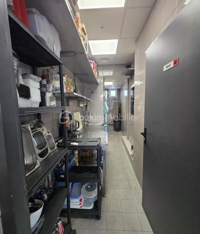 Et si votre prochain projet professionnel était déjà prêt à démarrer ?

Situé à Fleury-les-Aubrais, ce fonds de commerce de restauration rapide représente une belle opportunité pour tout entrepreneur souhaitant reprendre une activité existante dans un établissement fonctionnel, entretenu et immédiatement exploitable.

Actuellement développé autour d'un concept de cuisine végétale et healthy, l'établissement a su fidéliser une clientèle régulière grâce à une offre moderne répondant aux nouvelles habitudes de consommation. Le concept pourra être poursuivi ou adapté selon votre projet, dans le respect des dispositions du bail commercial.

Un potentiel de développement déjà démontré

Le chiffre d'affaires des six premiers mois de 2026 s'élève à 65 444 €, alors que l'établissement est fermé :
* tous les dimanches 
* tous les lundis 
* environ un mois durant la période estivale.

Ces éléments laissent entrevoir de réelles perspectives de développement pour un repreneur souhaitant élargir les plages d'ouverture ou enrichir l'offre existante.

 Les points forts :
✔ Fonds de commerce vendu clé en main
✔ Cuisine professionnelle équipée
✔ Local parfaitement entretenu
✔ Clientèle fidélisée
✔ Aucun investissement majeur à prévoir
✔ Activité immédiatement exploitable
✔ Concept actuel reconnu et apprécié
✔ Fort potentiel de développement

Que vous souhaitiez poursuivre le concept actuel ou développer votre propre projet de restauration rapide, cette affaire constitue une excellente opportunité de vous installer dans un secteur dynamique.

**Prix de vente : 99 000 € HAI**

Le dossier complet (bail commercial, éléments financiers et informations complémentaires) sera communiqué après un premier échange concernant votre projet.

Vous souhaitez entreprendre dans la restauration avec un outil de travail déjà opérationnel ? Contactez-moi pour découvrir cette opportunité.