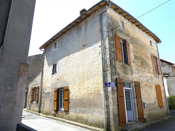 A pied des commerces, maison en pierre spacieuse avec cour