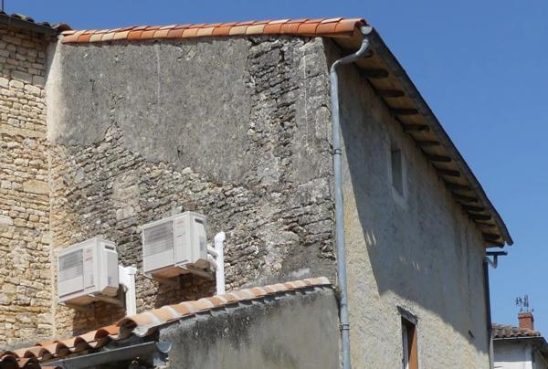 A pied des commerces, maison en pierre spacieuse avec cour