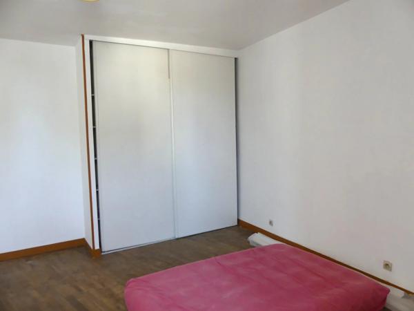 A pied des commerces, maison en pierre spacieuse avec cour