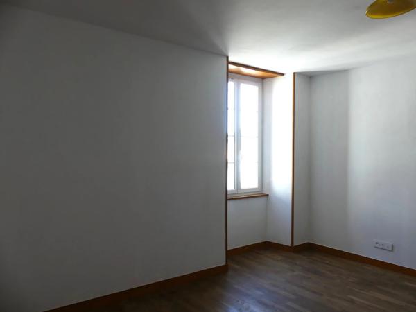 A pied des commerces, maison en pierre spacieuse avec cour
