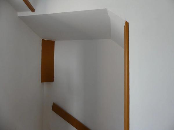 A pied des commerces, maison en pierre spacieuse avec cour