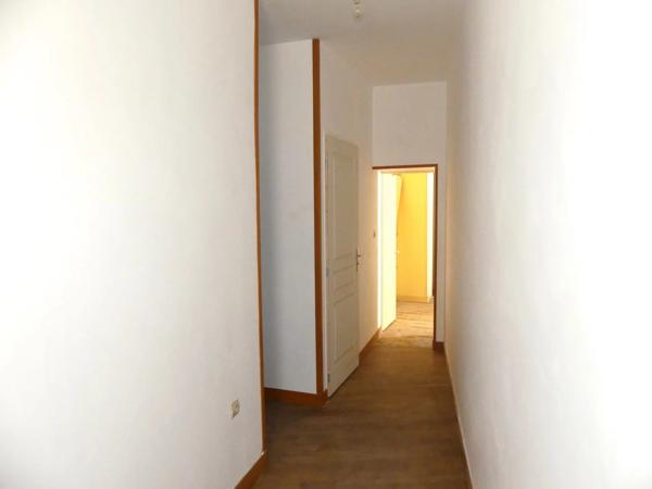 A pied des commerces, maison en pierre spacieuse avec cour