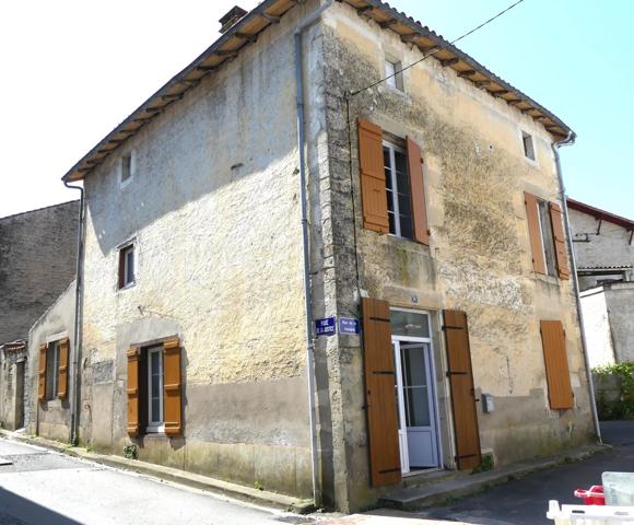 A pied des commerces, maison en pierre spacieuse avec cour