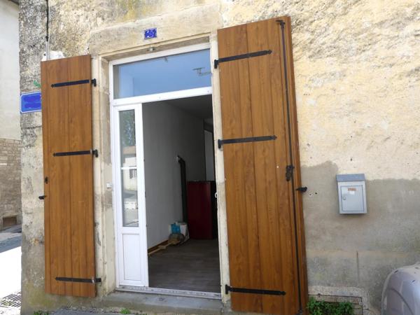 A pied des commerces, maison en pierre spacieuse avec cour