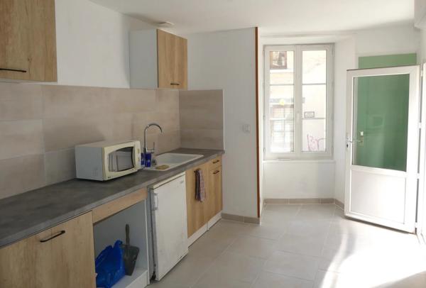 A pied des commerces, maison en pierre spacieuse avec cour