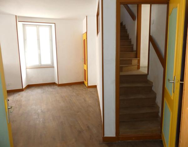 A pied des commerces, maison en pierre spacieuse avec cour