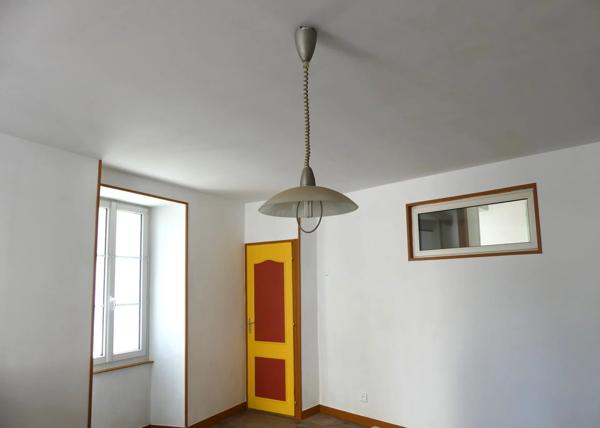 A pied des commerces, maison en pierre spacieuse avec cour