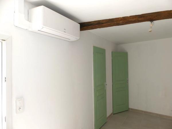 A pied des commerces, maison en pierre spacieuse avec cour