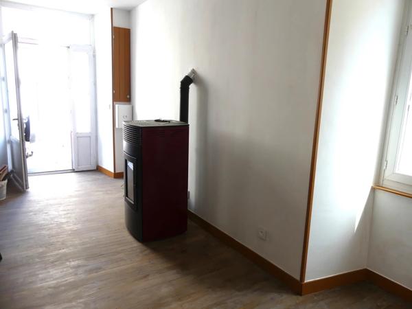 A pied des commerces, maison en pierre spacieuse avec cour