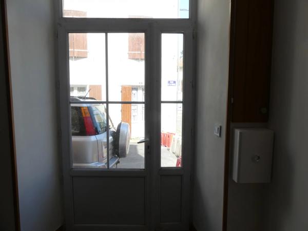 A pied des commerces, maison en pierre spacieuse avec cour