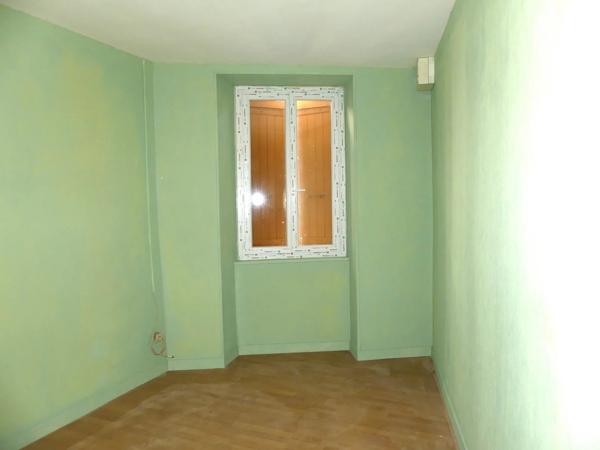 A pied des commerces, maison en pierre spacieuse avec cour