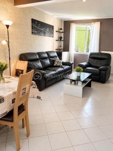Découvrez cette agréable maison familiale située au sein d'une RÉSIDENCE PAVILLONNAIRE, calme et recherchée, idéalement implantée entre Villetaneuse et Pierrefitte. Son emplacement PRIVILÉGIÉ vous permet de rejoindre en quelques minutes la RN1, les commerces, les établissements scolaires,  les transports et la mairie de Pierrefitte. 
Au rez-de-chaussée, vous profiterez d'une entrée avec rangements, d'un spacieux séjour/salle à manger de 28,36m2, lumineux et convivial, d'un WC, ainsi que d'une cuisine indépendante de 9m2.
A l'extérieur, une agréable terrasse et un jardin privatif vous permettront de profiter pleinement des beaux jours.
Vous trouverez également un BOX  attenant à la maison pour la voiture ou espace buanderie ou les 2!
L'étage accueille TROIS chambres, une SALLE DE BAIN ainsi qu'un second WC séparé, complétant l'agencement de la maison pour un confort optimal au quotidien.
L'ENVIRONNEMENT est particulièrement apprécié des familles : l'école maternelle Anne Franck et l'école Baptiste Clément sont accessibles à pied, offrant un quotidien pratique et serein.
Coté TRANSPORTS, la maison bénéficie d'une excellente desserte avec le T11 Express, les gares de Epinay-Villetaneuse et de Pierrefitte-Stains, ainsi que plusieurs lignes de bus et Tram à proximité, facilitant les déplacements vers Paris et les communes environnantes.
LES ATOUTS : 
- Résidence pavillonnaire calme et familiale
- Terrasse, jardin privatif et box fermé
- Séjour de 28m2
- Cuisine indépendante de 9m2, pouvant être ouverte sur le séjour.
- 3 chambres à coucher
- 2 WC séparés
- Écoles, commerces et transports à proximité