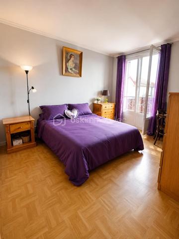 Découvrez cette agréable maison familiale située au sein d'une RÉSIDENCE PAVILLONNAIRE, calme et recherchée, idéalement implantée entre Villetaneuse et Pierrefitte. Son emplacement PRIVILÉGIÉ vous permet de rejoindre en quelques minutes la RN1, les commerces, les établissements scolaires,  les transports et la mairie de Pierrefitte. 
Au rez-de-chaussée, vous profiterez d'une entrée avec rangements, d'un spacieux séjour/salle à manger de 28,36m2, lumineux et convivial, d'un WC, ainsi que d'une cuisine indépendante de 9m2.
A l'extérieur, une agréable terrasse et un jardin privatif vous permettront de profiter pleinement des beaux jours.
Vous trouverez également un BOX  attenant à la maison pour la voiture ou espace buanderie ou les 2!
L'étage accueille TROIS chambres, une SALLE DE BAIN ainsi qu'un second WC séparé, complétant l'agencement de la maison pour un confort optimal au quotidien.
L'ENVIRONNEMENT est particulièrement apprécié des familles : l'école maternelle Anne Franck et l'école Baptiste Clément sont accessibles à pied, offrant un quotidien pratique et serein.
Coté TRANSPORTS, la maison bénéficie d'une excellente desserte avec le T11 Express, les gares de Epinay-Villetaneuse et de Pierrefitte-Stains, ainsi que plusieurs lignes de bus et Tram à proximité, facilitant les déplacements vers Paris et les communes environnantes.
LES ATOUTS : 
- Résidence pavillonnaire calme et familiale
- Terrasse, jardin privatif et box fermé
- Séjour de 28m2
- Cuisine indépendante de 9m2, pouvant être ouverte sur le séjour.
- 3 chambres à coucher
- 2 WC séparés
- Écoles, commerces et transports à proximité