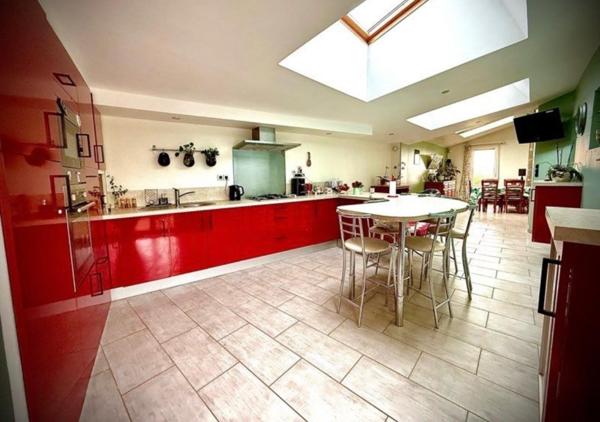 ideal grande famille, ou artisan ayant besoin d'espaces exterieurs. Nombreuses possibilités