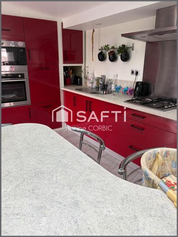 ideal grande famille, ou artisan ayant besoin d'espaces exterieurs. Nombreuses possibilités