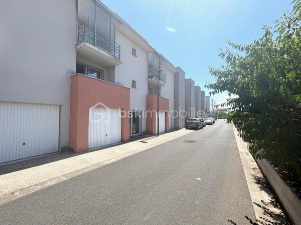 **Charmant appartement T3 avec belle terrasse, idéalement situé**

Laissez-vous séduire par ce bel appartement de type 3, alliant confort, fonctionnalité et qualité de vie.

Dès l'entrée, vous découvrirez une agréable pièce de vie baignée de lumière, composée d'un spacieux séjour ouvert sur une cuisine aménagée et équipée. Cet espace convivial s'ouvre sur une **belle terrasse**, véritable prolongement du séjour, idéale pour profiter des beaux jours, partager des repas en extérieur ou simplement se détendre.

L'espace nuit, parfaitement séparé de la pièce de vie, est desservi par un dégagement menant à deux chambres confortables, une salle d'eau moderne ainsi qu'un WC indépendant, offrant une organisation optimale du logement.

Idéalement situé, cet appartement bénéficie d'un emplacement privilégié : à seulement **6 minutes de la gare de Saint-Pierre-des-Corps**, à **moins de 10 minutes des commerces** et à **5 minutes des écoles**, vous profiterez d'un quotidien pratique dans un environnement recherché.

Cet appartement réunit tous les atouts pour accueillir votre future résidence principale ou constituer un investissement de qualité. Son agencement, sa belle terrasse et sa proximité avec toutes les commodités en font un bien rare sur le secteur.

**N'attendez plus pour venir le découvrir, contactez-nous dès aujourd'hui pour organiser une visite !**