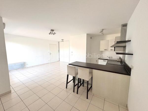 **Charmant appartement T3 avec belle terrasse, idéalement situé**

Laissez-vous séduire par ce bel appartement de type 3, alliant confort, fonctionnalité et qualité de vie.

Dès l'entrée, vous découvrirez une agréable pièce de vie baignée de lumière, composée d'un spacieux séjour ouvert sur une cuisine aménagée et équipée. Cet espace convivial s'ouvre sur une **belle terrasse**, véritable prolongement du séjour, idéale pour profiter des beaux jours, partager des repas en extérieur ou simplement se détendre.

L'espace nuit, parfaitement séparé de la pièce de vie, est desservi par un dégagement menant à deux chambres confortables, une salle d'eau moderne ainsi qu'un WC indépendant, offrant une organisation optimale du logement.

Idéalement situé, cet appartement bénéficie d'un emplacement privilégié : à seulement **6 minutes de la gare de Saint-Pierre-des-Corps**, à **moins de 10 minutes des commerces** et à **5 minutes des écoles**, vous profiterez d'un quotidien pratique dans un environnement recherché.

Cet appartement réunit tous les atouts pour accueillir votre future résidence principale ou constituer un investissement de qualité. Son agencement, sa belle terrasse et sa proximité avec toutes les commodités en font un bien rare sur le secteur.

**N'attendez plus pour venir le découvrir, contactez-nous dès aujourd'hui pour organiser une visite !**