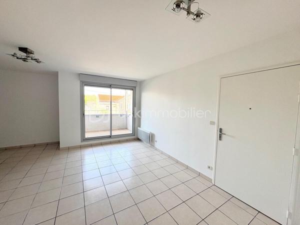 **Charmant appartement T3 avec belle terrasse, idéalement situé**

Laissez-vous séduire par ce bel appartement de type 3, alliant confort, fonctionnalité et qualité de vie.

Dès l'entrée, vous découvrirez une agréable pièce de vie baignée de lumière, composée d'un spacieux séjour ouvert sur une cuisine aménagée et équipée. Cet espace convivial s'ouvre sur une **belle terrasse**, véritable prolongement du séjour, idéale pour profiter des beaux jours, partager des repas en extérieur ou simplement se détendre.

L'espace nuit, parfaitement séparé de la pièce de vie, est desservi par un dégagement menant à deux chambres confortables, une salle d'eau moderne ainsi qu'un WC indépendant, offrant une organisation optimale du logement.

Idéalement situé, cet appartement bénéficie d'un emplacement privilégié : à seulement **6 minutes de la gare de Saint-Pierre-des-Corps**, à **moins de 10 minutes des commerces** et à **5 minutes des écoles**, vous profiterez d'un quotidien pratique dans un environnement recherché.

Cet appartement réunit tous les atouts pour accueillir votre future résidence principale ou constituer un investissement de qualité. Son agencement, sa belle terrasse et sa proximité avec toutes les commodités en font un bien rare sur le secteur.

**N'attendez plus pour venir le découvrir, contactez-nous dès aujourd'hui pour organiser une visite !**