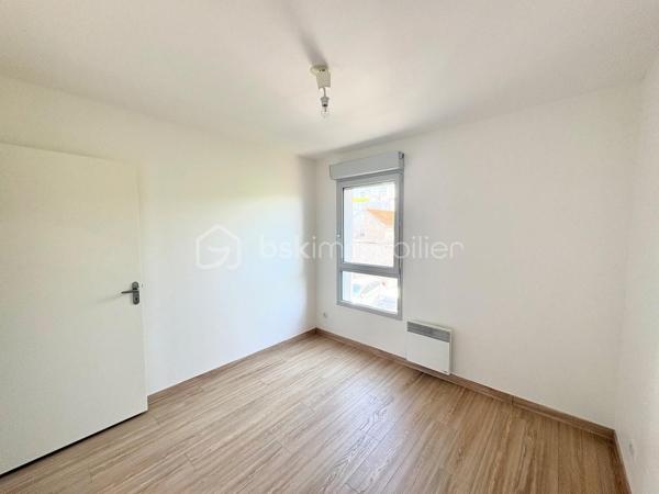 **Charmant appartement T3 avec belle terrasse, idéalement situé**

Laissez-vous séduire par ce bel appartement de type 3, alliant confort, fonctionnalité et qualité de vie.

Dès l'entrée, vous découvrirez une agréable pièce de vie baignée de lumière, composée d'un spacieux séjour ouvert sur une cuisine aménagée et équipée. Cet espace convivial s'ouvre sur une **belle terrasse**, véritable prolongement du séjour, idéale pour profiter des beaux jours, partager des repas en extérieur ou simplement se détendre.

L'espace nuit, parfaitement séparé de la pièce de vie, est desservi par un dégagement menant à deux chambres confortables, une salle d'eau moderne ainsi qu'un WC indépendant, offrant une organisation optimale du logement.

Idéalement situé, cet appartement bénéficie d'un emplacement privilégié : à seulement **6 minutes de la gare de Saint-Pierre-des-Corps**, à **moins de 10 minutes des commerces** et à **5 minutes des écoles**, vous profiterez d'un quotidien pratique dans un environnement recherché.

Cet appartement réunit tous les atouts pour accueillir votre future résidence principale ou constituer un investissement de qualité. Son agencement, sa belle terrasse et sa proximité avec toutes les commodités en font un bien rare sur le secteur.

**N'attendez plus pour venir le découvrir, contactez-nous dès aujourd'hui pour organiser une visite !**
