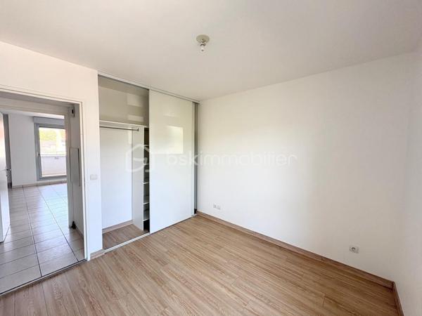 **Charmant appartement T3 avec belle terrasse, idéalement situé**

Laissez-vous séduire par ce bel appartement de type 3, alliant confort, fonctionnalité et qualité de vie.

Dès l'entrée, vous découvrirez une agréable pièce de vie baignée de lumière, composée d'un spacieux séjour ouvert sur une cuisine aménagée et équipée. Cet espace convivial s'ouvre sur une **belle terrasse**, véritable prolongement du séjour, idéale pour profiter des beaux jours, partager des repas en extérieur ou simplement se détendre.

L'espace nuit, parfaitement séparé de la pièce de vie, est desservi par un dégagement menant à deux chambres confortables, une salle d'eau moderne ainsi qu'un WC indépendant, offrant une organisation optimale du logement.

Idéalement situé, cet appartement bénéficie d'un emplacement privilégié : à seulement **6 minutes de la gare de Saint-Pierre-des-Corps**, à **moins de 10 minutes des commerces** et à **5 minutes des écoles**, vous profiterez d'un quotidien pratique dans un environnement recherché.

Cet appartement réunit tous les atouts pour accueillir votre future résidence principale ou constituer un investissement de qualité. Son agencement, sa belle terrasse et sa proximité avec toutes les commodités en font un bien rare sur le secteur.

**N'attendez plus pour venir le découvrir, contactez-nous dès aujourd'hui pour organiser une visite !**