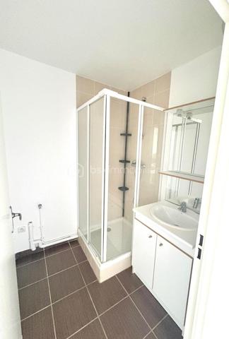 **Charmant appartement T3 avec belle terrasse, idéalement situé**

Laissez-vous séduire par ce bel appartement de type 3, alliant confort, fonctionnalité et qualité de vie.

Dès l'entrée, vous découvrirez une agréable pièce de vie baignée de lumière, composée d'un spacieux séjour ouvert sur une cuisine aménagée et équipée. Cet espace convivial s'ouvre sur une **belle terrasse**, véritable prolongement du séjour, idéale pour profiter des beaux jours, partager des repas en extérieur ou simplement se détendre.

L'espace nuit, parfaitement séparé de la pièce de vie, est desservi par un dégagement menant à deux chambres confortables, une salle d'eau moderne ainsi qu'un WC indépendant, offrant une organisation optimale du logement.

Idéalement situé, cet appartement bénéficie d'un emplacement privilégié : à seulement **6 minutes de la gare de Saint-Pierre-des-Corps**, à **moins de 10 minutes des commerces** et à **5 minutes des écoles**, vous profiterez d'un quotidien pratique dans un environnement recherché.

Cet appartement réunit tous les atouts pour accueillir votre future résidence principale ou constituer un investissement de qualité. Son agencement, sa belle terrasse et sa proximité avec toutes les commodités en font un bien rare sur le secteur.

**N'attendez plus pour venir le découvrir, contactez-nous dès aujourd'hui pour organiser une visite !**