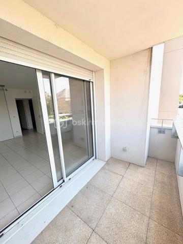 **Charmant appartement T3 avec belle terrasse, idéalement situé**

Laissez-vous séduire par ce bel appartement de type 3, alliant confort, fonctionnalité et qualité de vie.

Dès l'entrée, vous découvrirez une agréable pièce de vie baignée de lumière, composée d'un spacieux séjour ouvert sur une cuisine aménagée et équipée. Cet espace convivial s'ouvre sur une **belle terrasse**, véritable prolongement du séjour, idéale pour profiter des beaux jours, partager des repas en extérieur ou simplement se détendre.

L'espace nuit, parfaitement séparé de la pièce de vie, est desservi par un dégagement menant à deux chambres confortables, une salle d'eau moderne ainsi qu'un WC indépendant, offrant une organisation optimale du logement.

Idéalement situé, cet appartement bénéficie d'un emplacement privilégié : à seulement **6 minutes de la gare de Saint-Pierre-des-Corps**, à **moins de 10 minutes des commerces** et à **5 minutes des écoles**, vous profiterez d'un quotidien pratique dans un environnement recherché.

Cet appartement réunit tous les atouts pour accueillir votre future résidence principale ou constituer un investissement de qualité. Son agencement, sa belle terrasse et sa proximité avec toutes les commodités en font un bien rare sur le secteur.

**N'attendez plus pour venir le découvrir, contactez-nous dès aujourd'hui pour organiser une visite !**