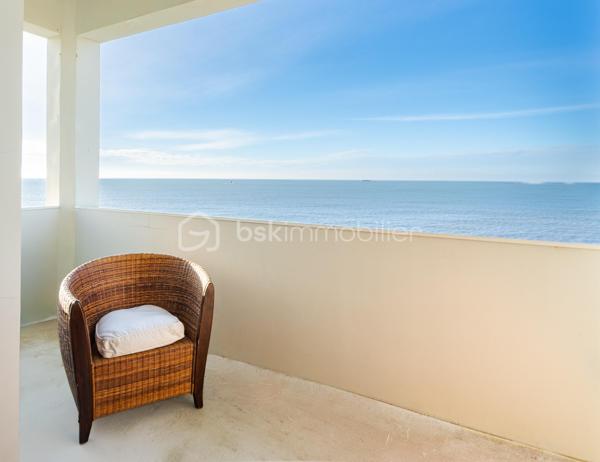 Située en surplomb de la plage de Bonne Source à Pornichet, au coeur d’une impasse confidentielle, cette villa de caractère bénéficie d’un emplacement privilégié face à l’océan. À l’abri des regards et sans vis-à-vis, elle offre un cadre de vie rare où la quiétude des lieux s’accorde avec la beauté du littoral.

Édifiée en 1945 et entièrement repensée par un architecte en 2019, la propriété conjugue aujourd’hui le charme de l’architecture balnéaire d’origine avec une rénovation contemporaine aux prestations soignées. Développant environ 217 m² au sol dont 195 m² habitables sur un terrain de 698 m², elle profite d’une orientation sud-ouest qui sublime la lumière naturelle et met en valeur les panoramas maritimes.

Dès l’entrée, la villa dévoile une atmosphère chaleureuse et des volumes harmonieusement pensés. Le rez-de-chaussée s’organise autour d’un vaste espace de vie tourné vers l’océan. Le salon, agrémenté d’une cheminée à insert, dialogue avec la salle à manger et se prolonge vers une cuisine entièrement aménagée et équipée d’électroménagers haut de gamme, sublimée par un plan de travail en granit. Une arrière-cuisine fonctionnelle complète cet ensemble.

De larges ouvertures à galandage effacent les frontières entre intérieur et extérieur et prolongent naturellement la pièce de vie vers la terrasse face mer. Cet espace offre une vue exceptionnelle sur l’océan et la plage de Bonne Source, avec en arrière-plan le port de Pornichet, la baie de La Baule et la Pointe de Penchâteau. Depuis la terrasse, un accès direct permet de rejoindre le chemin côtier et la plage.

Le premier étage accueille l’espace nuit. Une chambre tournée vers la mer dispose de rangements intégrés et communique avec une salle d’eau partagée avec une seconde chambre également orientée vers l’océan. Une troisième chambre profite quant à elle d’une salle d’eau indépendante et d’un balcon privatif.

Le dernier niveau dévoile un espace remarquable entièrement dédié à un univers parental. Baigné de lumière, il accueille un vaste salon panoramique offrant une vue spectaculaire sur l’océan. Pensé comme un véritable lieu de contemplation, cet étage comprend également une grande chambre face mer ainsi qu’une salle d’eau avec toilettes, formant un ensemble intime et privilégié.

Le sous-sol accueille plusieurs espaces techniques et fonctionnels, dont une chaufferie, une salle d’eau avec douche retour de plage, des toilettes indépendantes ainsi que différents espaces de stockage.
À l’extérieur, le jardin paysagé complète harmonieusement l’ensemble et bénéficie d’un accès direct au littoral.

Cette propriété rare offre un cadre de vie exceptionnel, entre horizon marin et douceur de vivre, avec un accès direct à la plage et une proximité immédiate avec les commerces de Pornichet.