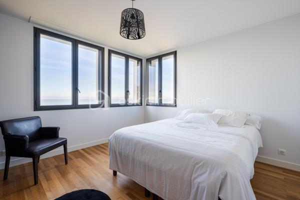 Située en surplomb de la plage de Bonne Source à Pornichet, au coeur d’une impasse confidentielle, cette villa de caractère bénéficie d’un emplacement privilégié face à l’océan. À l’abri des regards et sans vis-à-vis, elle offre un cadre de vie rare où la quiétude des lieux s’accorde avec la beauté du littoral.

Édifiée en 1945 et entièrement repensée par un architecte en 2019, la propriété conjugue aujourd’hui le charme de l’architecture balnéaire d’origine avec une rénovation contemporaine aux prestations soignées. Développant environ 217 m² au sol dont 195 m² habitables sur un terrain de 698 m², elle profite d’une orientation sud-ouest qui sublime la lumière naturelle et met en valeur les panoramas maritimes.

Dès l’entrée, la villa dévoile une atmosphère chaleureuse et des volumes harmonieusement pensés. Le rez-de-chaussée s’organise autour d’un vaste espace de vie tourné vers l’océan. Le salon, agrémenté d’une cheminée à insert, dialogue avec la salle à manger et se prolonge vers une cuisine entièrement aménagée et équipée d’électroménagers haut de gamme, sublimée par un plan de travail en granit. Une arrière-cuisine fonctionnelle complète cet ensemble.

De larges ouvertures à galandage effacent les frontières entre intérieur et extérieur et prolongent naturellement la pièce de vie vers la terrasse face mer. Cet espace offre une vue exceptionnelle sur l’océan et la plage de Bonne Source, avec en arrière-plan le port de Pornichet, la baie de La Baule et la Pointe de Penchâteau. Depuis la terrasse, un accès direct permet de rejoindre le chemin côtier et la plage.

Le premier étage accueille l’espace nuit. Une chambre tournée vers la mer dispose de rangements intégrés et communique avec une salle d’eau partagée avec une seconde chambre également orientée vers l’océan. Une troisième chambre profite quant à elle d’une salle d’eau indépendante et d’un balcon privatif.

Le dernier niveau dévoile un espace remarquable entièrement dédié à un univers parental. Baigné de lumière, il accueille un vaste salon panoramique offrant une vue spectaculaire sur l’océan. Pensé comme un véritable lieu de contemplation, cet étage comprend également une grande chambre face mer ainsi qu’une salle d’eau avec toilettes, formant un ensemble intime et privilégié.

Le sous-sol accueille plusieurs espaces techniques et fonctionnels, dont une chaufferie, une salle d’eau avec douche retour de plage, des toilettes indépendantes ainsi que différents espaces de stockage.
À l’extérieur, le jardin paysagé complète harmonieusement l’ensemble et bénéficie d’un accès direct au littoral.

Cette propriété rare offre un cadre de vie exceptionnel, entre horizon marin et douceur de vivre, avec un accès direct à la plage et une proximité immédiate avec les commerces de Pornichet.