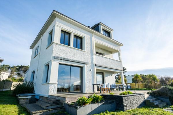 Située en surplomb de la plage de Bonne Source à Pornichet, au coeur d’une impasse confidentielle, cette villa de caractère bénéficie d’un emplacement privilégié face à l’océan. À l’abri des regards et sans vis-à-vis, elle offre un cadre de vie rare où la quiétude des lieux s’accorde avec la beauté du littoral.

Édifiée en 1945 et entièrement repensée par un architecte en 2019, la propriété conjugue aujourd’hui le charme de l’architecture balnéaire d’origine avec une rénovation contemporaine aux prestations soignées. Développant environ 217 m² au sol dont 195 m² habitables sur un terrain de 698 m², elle profite d’une orientation sud-ouest qui sublime la lumière naturelle et met en valeur les panoramas maritimes.

Dès l’entrée, la villa dévoile une atmosphère chaleureuse et des volumes harmonieusement pensés. Le rez-de-chaussée s’organise autour d’un vaste espace de vie tourné vers l’océan. Le salon, agrémenté d’une cheminée à insert, dialogue avec la salle à manger et se prolonge vers une cuisine entièrement aménagée et équipée d’électroménagers haut de gamme, sublimée par un plan de travail en granit. Une arrière-cuisine fonctionnelle complète cet ensemble.

De larges ouvertures à galandage effacent les frontières entre intérieur et extérieur et prolongent naturellement la pièce de vie vers la terrasse face mer. Cet espace offre une vue exceptionnelle sur l’océan et la plage de Bonne Source, avec en arrière-plan le port de Pornichet, la baie de La Baule et la Pointe de Penchâteau. Depuis la terrasse, un accès direct permet de rejoindre le chemin côtier et la plage.

Le premier étage accueille l’espace nuit. Une chambre tournée vers la mer dispose de rangements intégrés et communique avec une salle d’eau partagée avec une seconde chambre également orientée vers l’océan. Une troisième chambre profite quant à elle d’une salle d’eau indépendante et d’un balcon privatif.

Le dernier niveau dévoile un espace remarquable entièrement dédié à un univers parental. Baigné de lumière, il accueille un vaste salon panoramique offrant une vue spectaculaire sur l’océan. Pensé comme un véritable lieu de contemplation, cet étage comprend également une grande chambre face mer ainsi qu’une salle d’eau avec toilettes, formant un ensemble intime et privilégié.

Le sous-sol accueille plusieurs espaces techniques et fonctionnels, dont une chaufferie, une salle d’eau avec douche retour de plage, des toilettes indépendantes ainsi que différents espaces de stockage.
À l’extérieur, le jardin paysagé complète harmonieusement l’ensemble et bénéficie d’un accès direct au littoral.

Cette propriété rare offre un cadre de vie exceptionnel, entre horizon marin et douceur de vivre, avec un accès direct à la plage et une proximité immédiate avec les commerces de Pornichet.