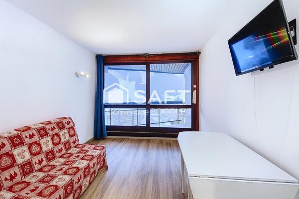 Pied des pistes, au Balcon de Villard, au 14 ème sud est, vue montagne