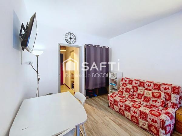 Pied des pistes, au Balcon de Villard, au 14 ème sud est, vue montagne