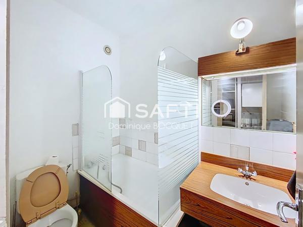 Pied des pistes, au Balcon de Villard, au 14 ème sud est, vue montagne