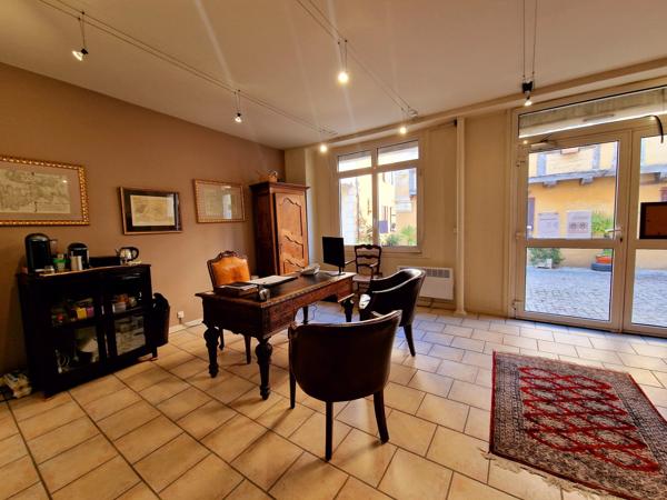 Immeuble avec local commercial et 2 studios