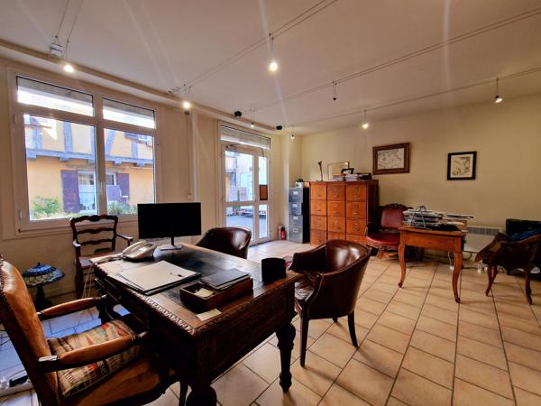 Immeuble avec local commercial et 2 studios