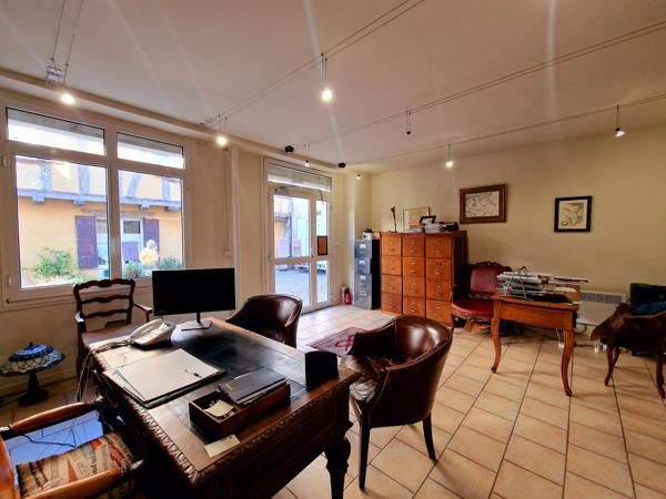 Immeuble avec local commercial et 2 studios