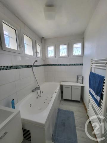 Maison à vendre  5 pièces - 100,60 m 2   SAINTES  - 17