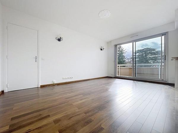 Joli T2 de 45 m² près du RER Robinson et des commerces, au calme, baigné de lumière.