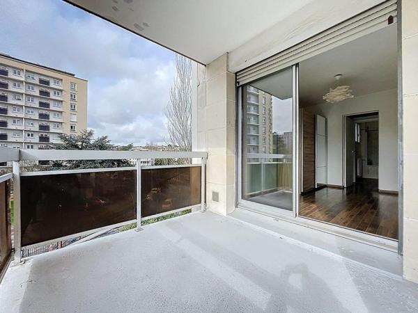 Joli T2 de 45 m² près du RER Robinson et des commerces, au calme, baigné de lumière.