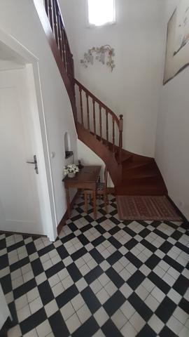 Maison
                                                                                                                                                                                                                                                                                                                        7 pièce(s)                                                                                                                                                                                                          5 chambre(s)                                                                                                                                                                                                          200  m²