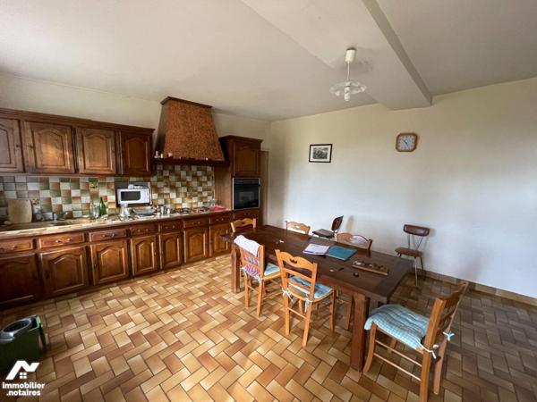 Au coeur de LASSAY-LES-CHATEAUX, maison en pierres comprenant : 
- Au rez-de-chaussée : une cu...