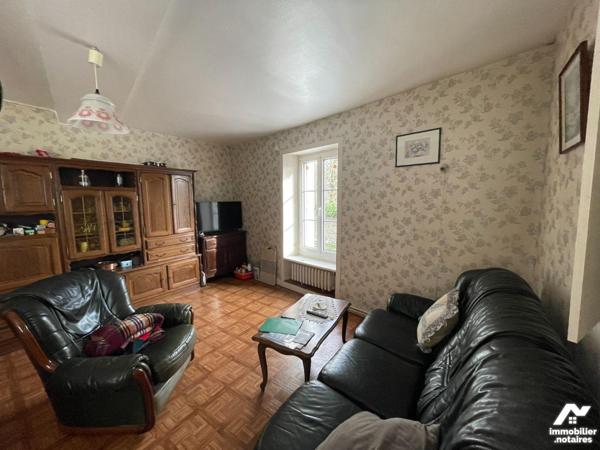 Au coeur de LASSAY-LES-CHATEAUX, maison en pierres comprenant : 
- Au rez-de-chaussée : une cu...