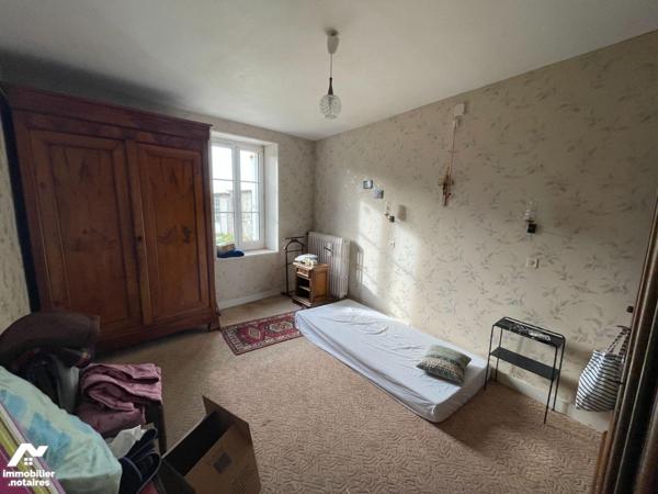 Au coeur de LASSAY-LES-CHATEAUX, maison en pierres comprenant : 
- Au rez-de-chaussée : une cu...