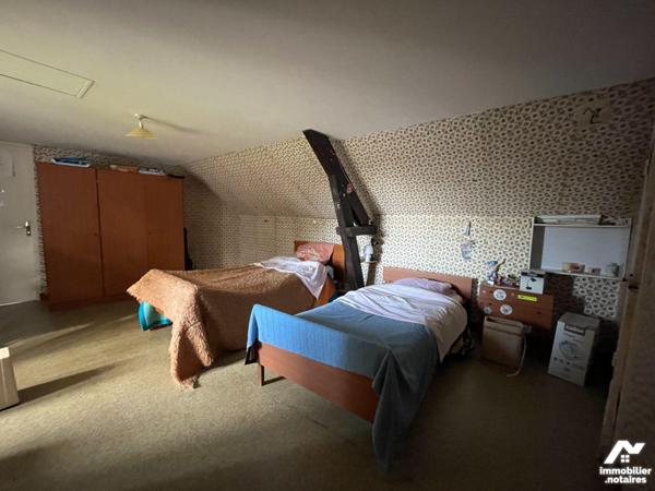 Au coeur de LASSAY-LES-CHATEAUX, maison en pierres comprenant : 
- Au rez-de-chaussée : une cu...