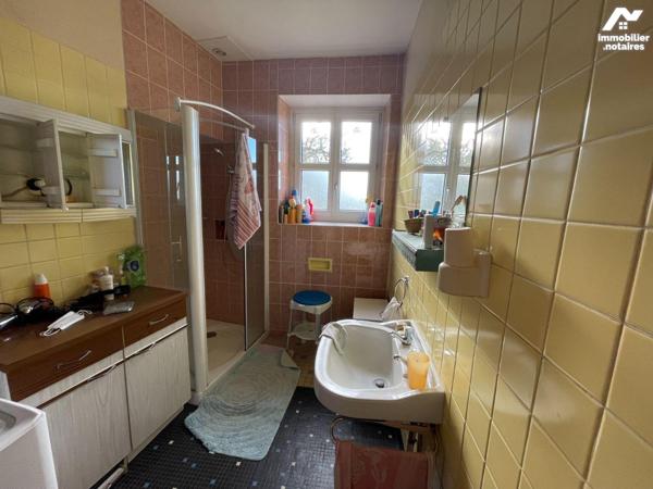 Au coeur de LASSAY-LES-CHATEAUX, maison en pierres comprenant : 
- Au rez-de-chaussée : une cu...