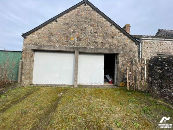 Au coeur de LASSAY-LES-CHATEAUX, maison en pierres comprenant : 
- Au rez-de-chaussée : une cu...