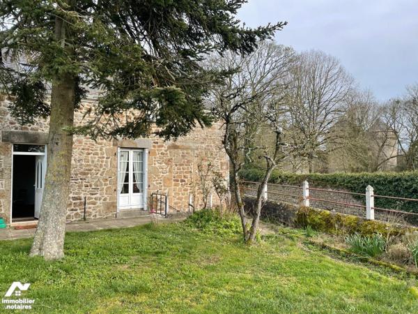 Au coeur de LASSAY-LES-CHATEAUX, maison en pierres comprenant : 
- Au rez-de-chaussée : une cu...
