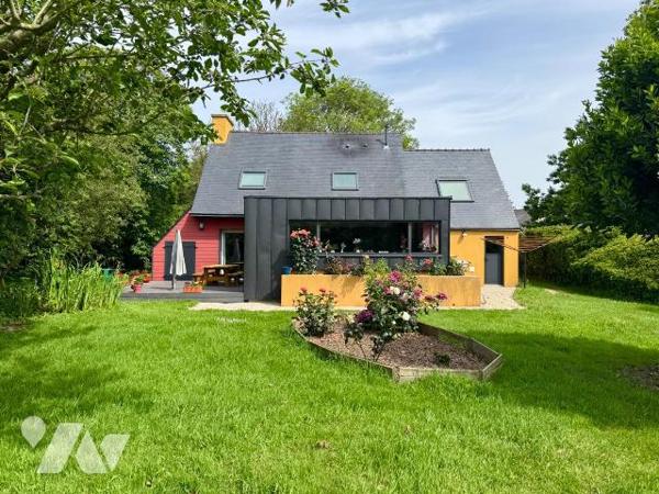 En plein centre bourg de Lannilis, maison d'environ 120 m² sur une très belle parcelle de 2 758...